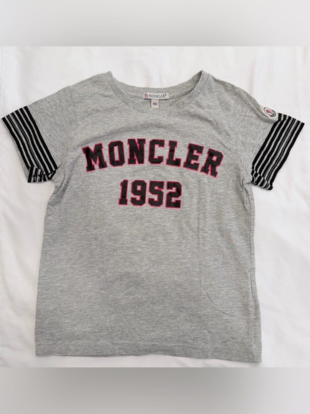 Moncler Kids Gray Graphic Logo T Shirt Size 110 4T-5T Striped Sleeve Authentic